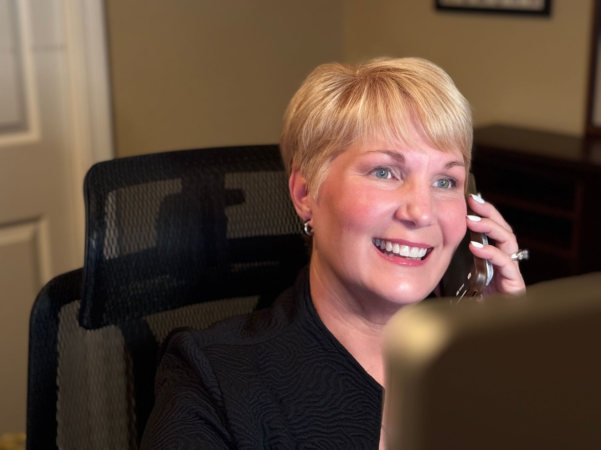 Dr. Robinette answers a telephone call. Dr. Robinette answers a telephone call.